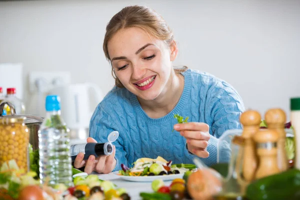 Bella ragazza in jersey cucinare insalata di verdure al chiuso — Foto Stock