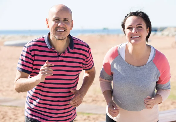 Par joggar tillsammans utomhus — Stockfoto