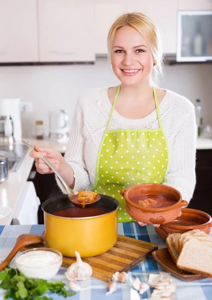 Female chopping cabbage for soup — Stock Photo, Image