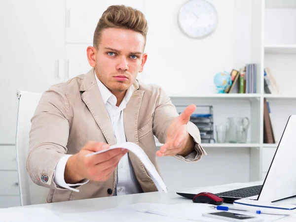 Vermoeide man aan het werk — Stockfoto