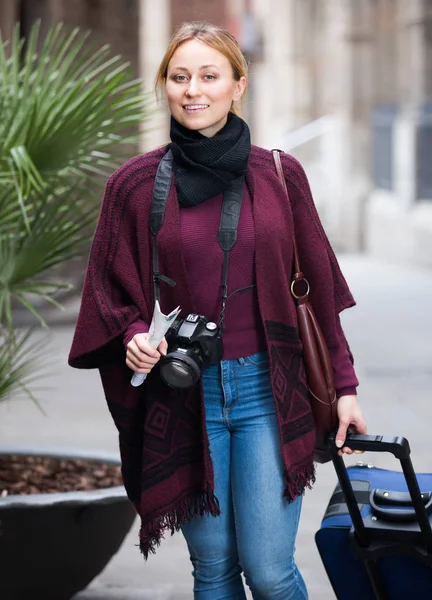 Toeristisch meisje wandelen met de reis ba — Stockfoto