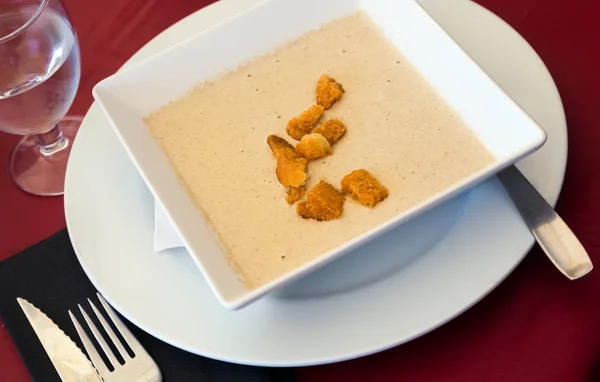 Krämig person soppa serveras med sippets — Stockfoto
