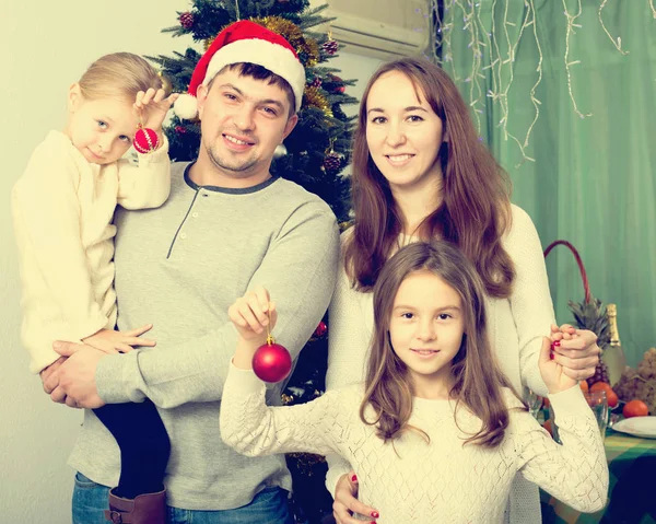 People decorating Christmas tree — Stock Photo, Image