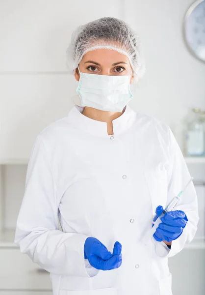 Krankenschwester macht Spritze — Stockfoto