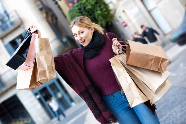 Retrato de niña con bolsos de sus compras — Foto de Stock