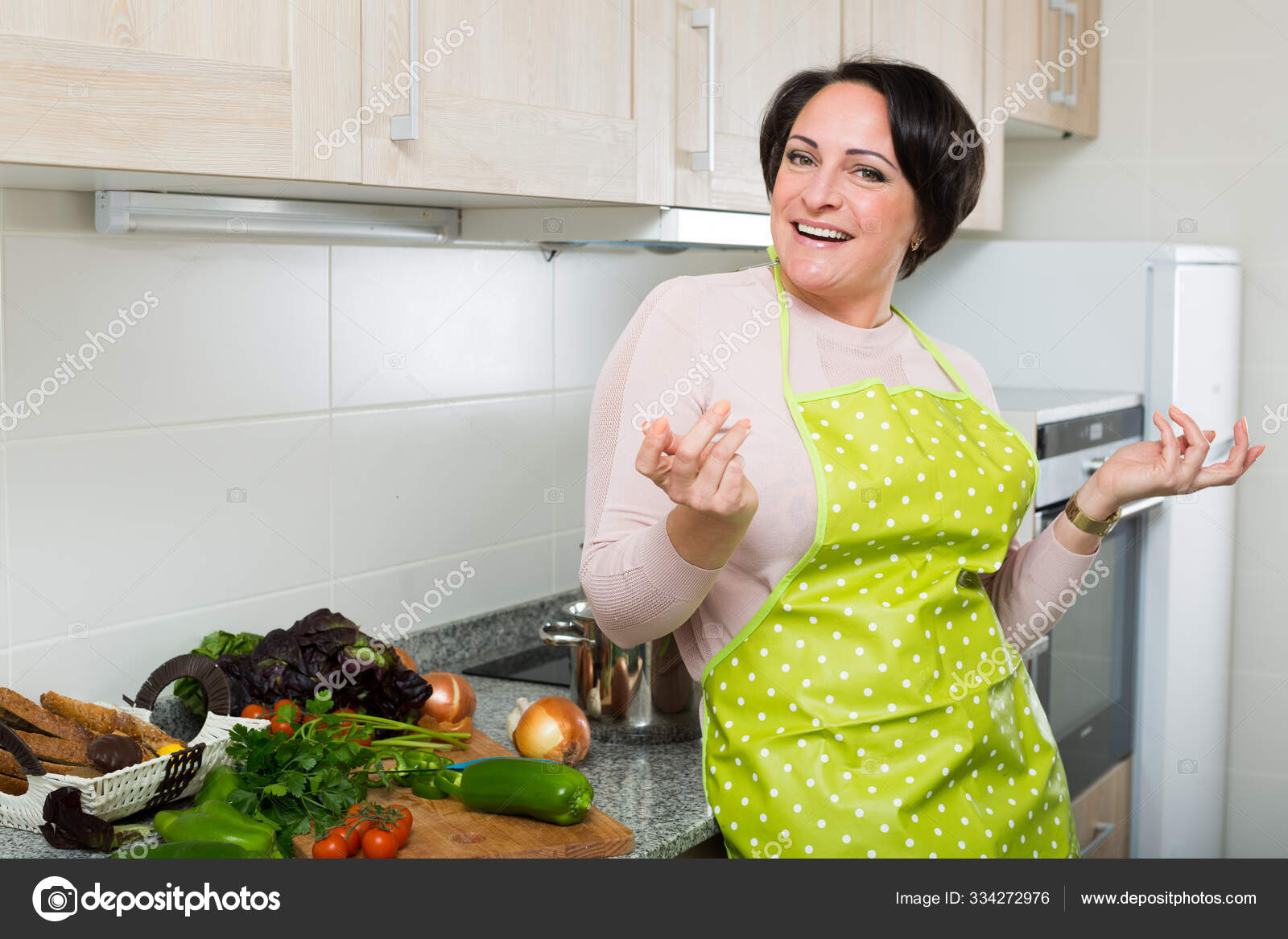 Тетка у плиты. Полная русская женщина. Полная домохозяйка. Анна семенович в халатике. Фартук для полных женщин.