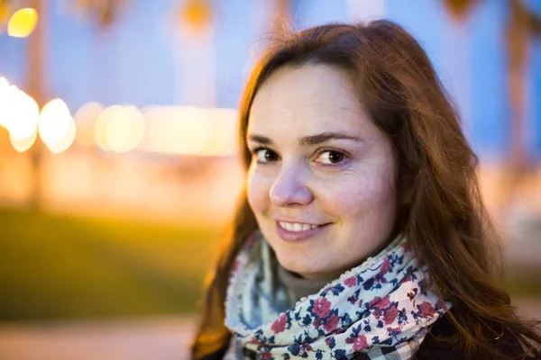 Ragazza cammina sulla città di notte — Foto Stock