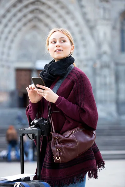 Ragazza utilizza gps sul tuo telefono cellulare — Foto Stock