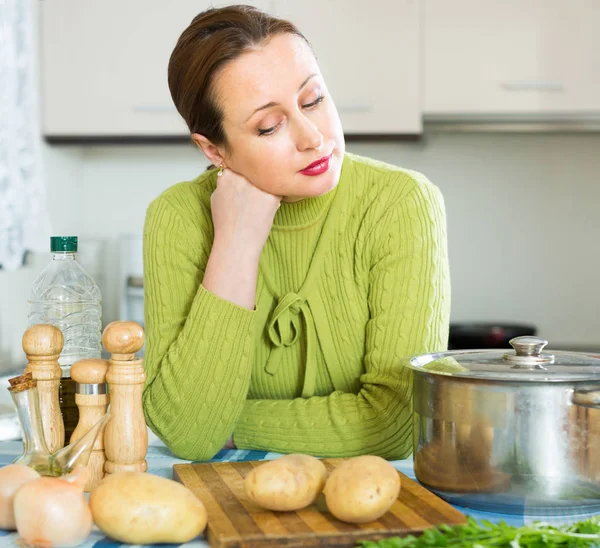 Fêmea triste na cozinha — Fotografia de Stock