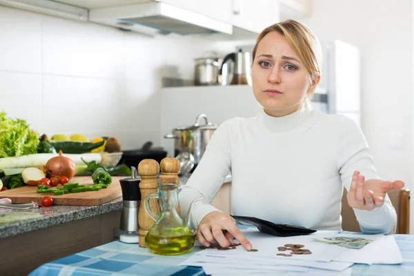 Mujer rota con dinero y facturas en la cocina — Foto de Stock