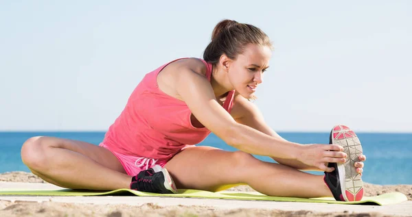 Glückliche junge Sportlerin trainiert Turnen — Stockfoto