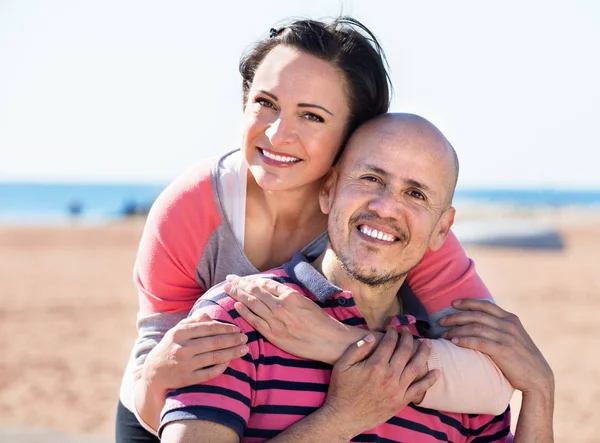 Couple gladly hugging each other and enjoying the beach — Stock Photo, Image