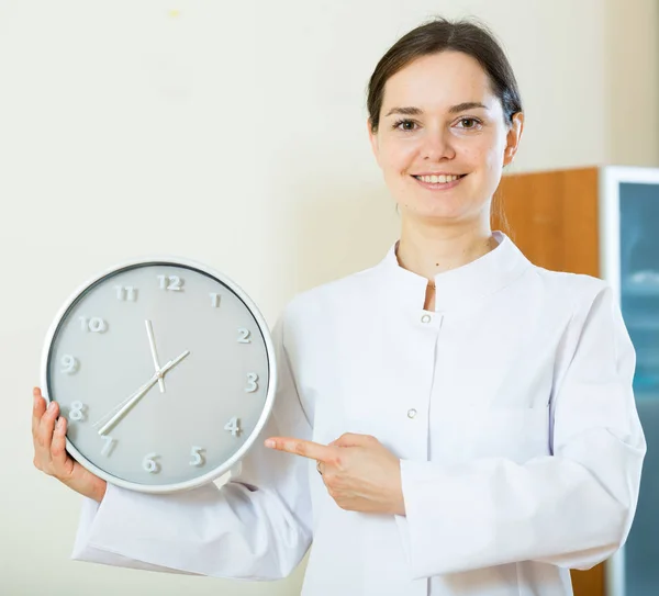Kvinnlig läkare som påminner om tidpunkten för utnämningen — Stockfoto