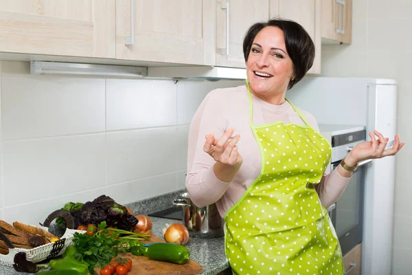 Retrato de cocina morena ama de casa en delantal — Foto de Stock