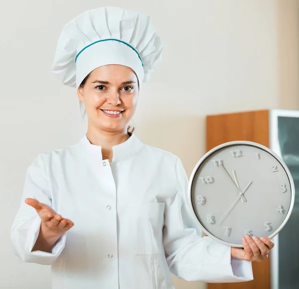 Retrato del chef sosteniendo un reloj grande — Foto de Stock