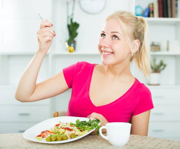 Yetişkin sarışın kız portresi salata yiyor. — Stok fotoğraf