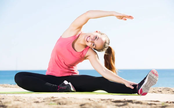 Entrenamiento femenino en playa de mar — Foto de Stock