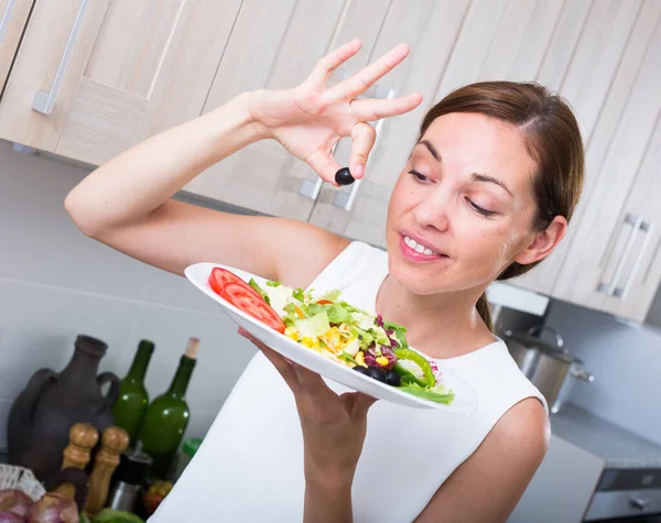 Frau serviert Salat — Stockfoto