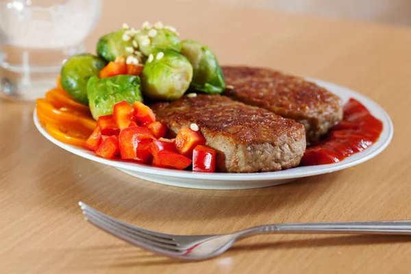 Fried beefsteak and vegetables — Stock Photo, Image