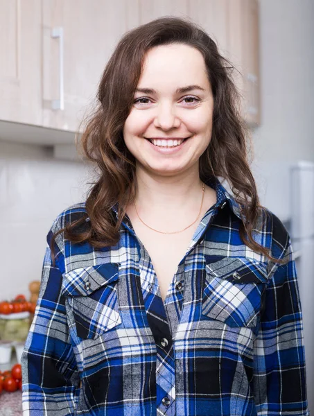 Vuxen kvinna i kontrollskjorta hemma kök — Stockfoto
