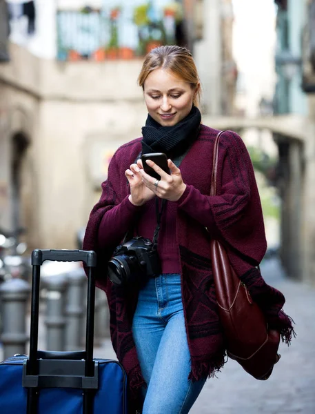 Meisje maakt gebruik van gps op uw mobiele telefoon — Stockfoto