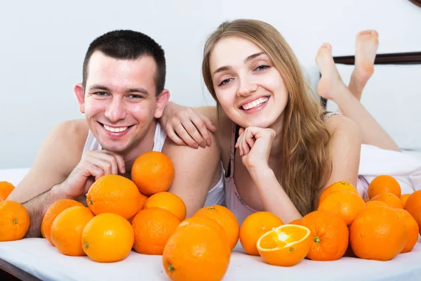 Yatakta portakallı çift — Stok fotoğraf