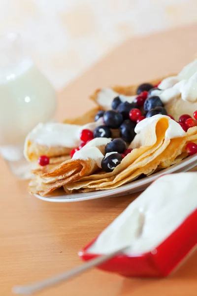 Pannenkoeken met bessen en room — Stockfoto