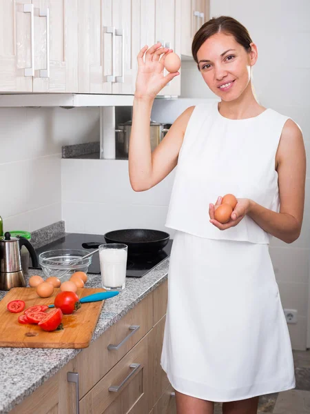 Preparazione di omelette su cucina — Foto Stock