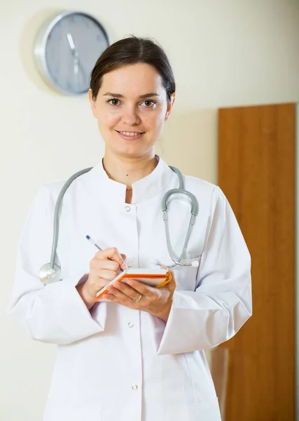 Freundliche Therapeutin posiert in moderner Klinik — Stockfoto