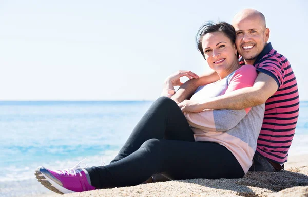 Paar umarmt sich gerne und genießt den Strand — Stockfoto