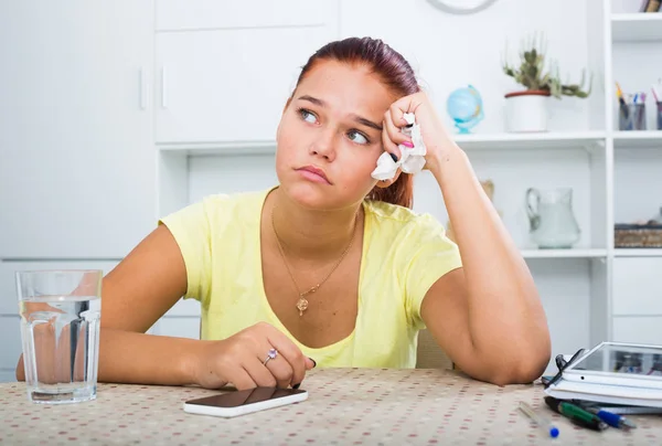 Menina esperando telefonema — Fotografia de Stock