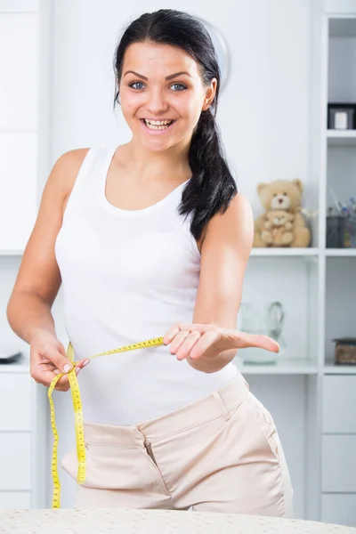 Mujer Pie Habitación Mide Cintura Mediante Cinta Métrica —  Fotos de Stock