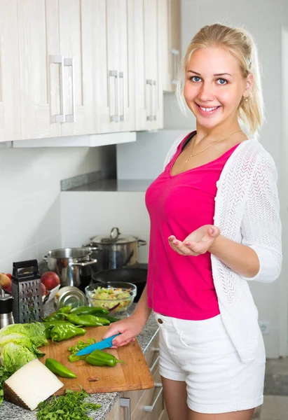 Joyeuse Jeune Fille Souriante Préparant Salade Verte Saine Sur Cuisine — Photo