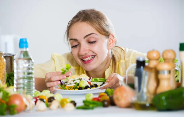 Jovem Mulher Decorando Salada Placa Cozinha Doméstica — Fotografia de Stock