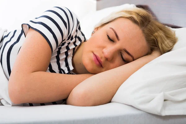 Gadis Yang Damai Tidur Tempat Tidur Atas Bantal Putih — Stok Foto