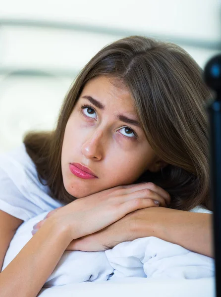 Ulykkelig Ung Brunette Som Tenker Noe Fælt Soverommet – stockfoto