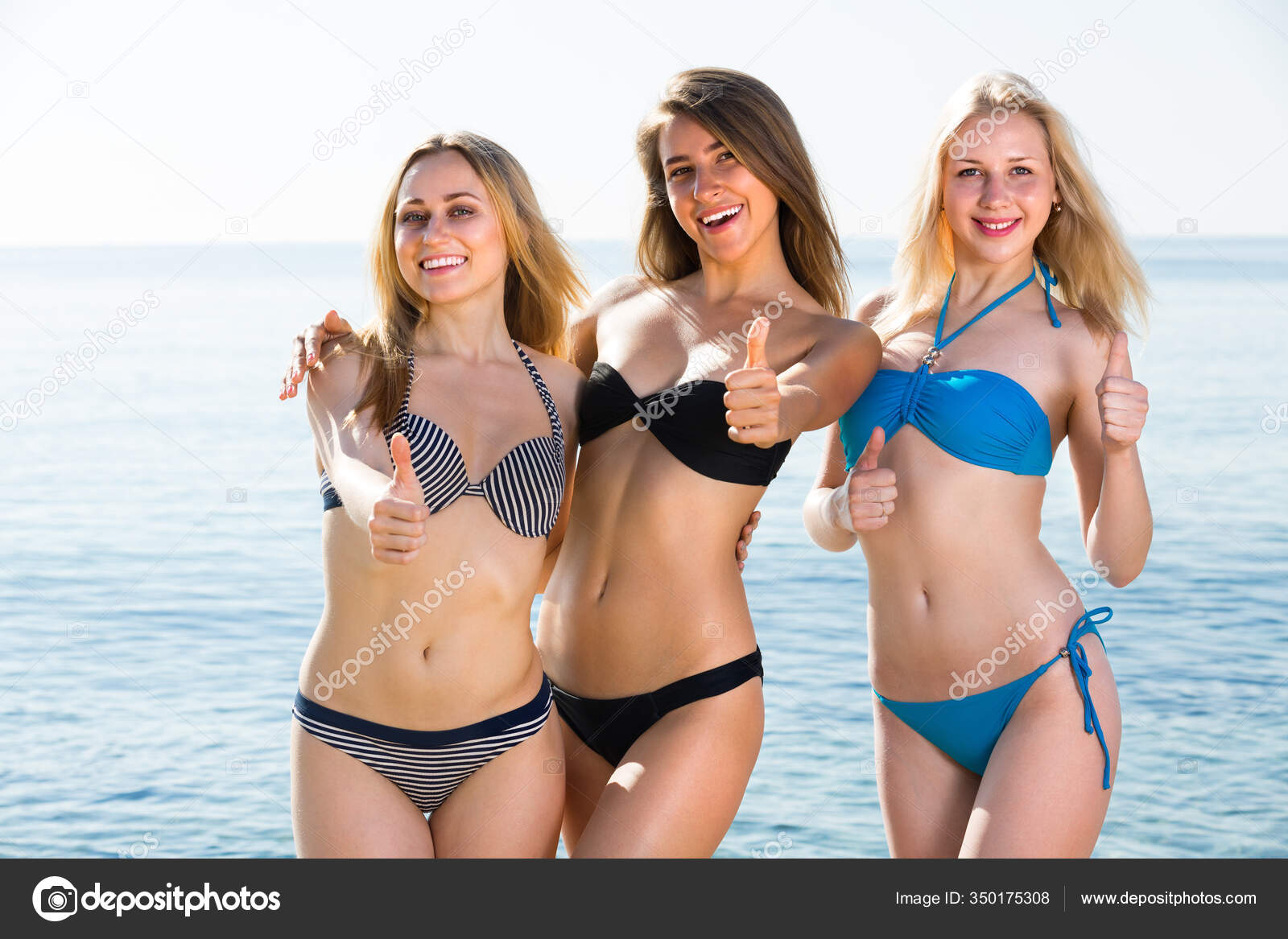 jovencitas Tres Jovencitas Sonrientes Alegres Que Parecen Felices Bikini Playa — Foto  de stock #350175308 © Jim_Filim