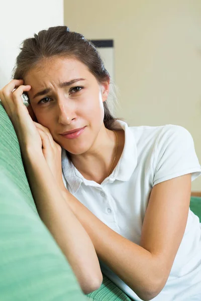 Depressief Meisje Zit Alleen Bank Thuis Denken Haar Problemen — Stockfoto