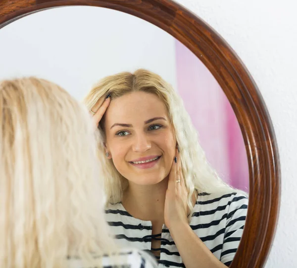 Jovem Mulher Olhando Espelho Depois Acordar — Fotografia de Stock