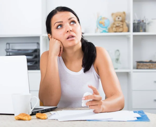 Jonge Brunette Vrouw Zitten Aan Tafel Met Papier Zakdoek — Stockfoto