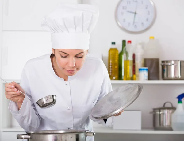 Gülümseyen Kadın Aşçı Mutfakta Lezzetli Yemekler Yiyor — Stok fotoğraf