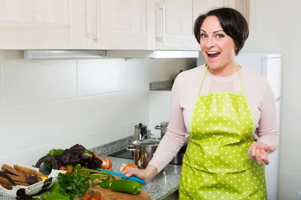 Gelukkige Vrouw Schort Voorbereiden Diner Met Verse Groenten Binnen — Stockfoto