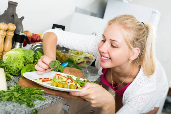 Vrolijk Glimlachen Blond Meisje Voorbereiding Gezonde Salade Van Groenten Thuis — Stockfoto