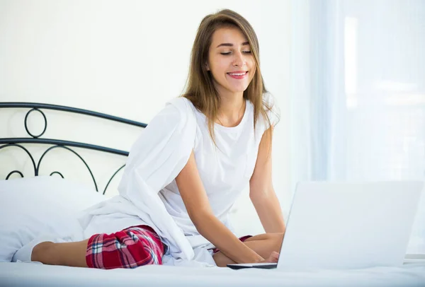 Feliz Adolescente Con Portátil Moderno Sonriendo Cama — Foto de Stock