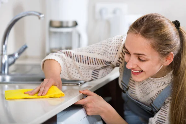 Portret Van Lachende Jonge Huisvrouw Schoonmaken Met Benodigdheden Keuken — Stockfoto