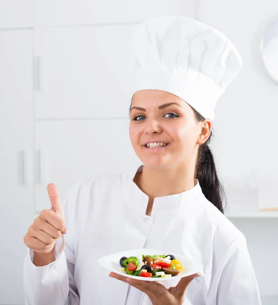 Γυναίκα Μάγειρας Κρατώντας Πιάτο Της Σαλάτας Και Δείχνει Τους Αντίχειρες — Φωτογραφία Αρχείου