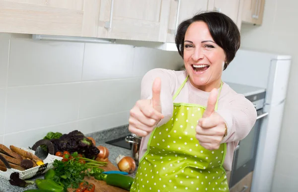 Sonriente Mujer Mediana Edad Posando Cerca Cocina Superior Con Verduras —  Fotos de Stock