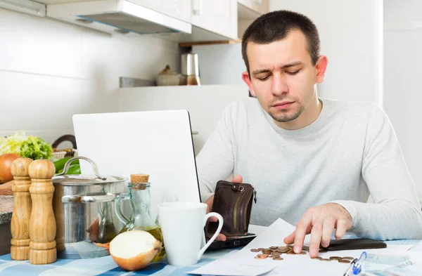 Zdenerwowany Mężczyzna Freelancer Pracuje Laptopem Domu — Zdjęcie stockowe