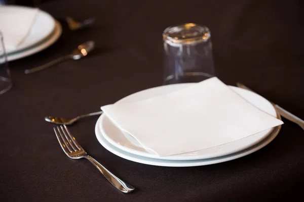 Zbiór Pusty Płyta Biała Nóż Widelec Szkło Stole Restauracji Dining — Zdjęcie stockowe