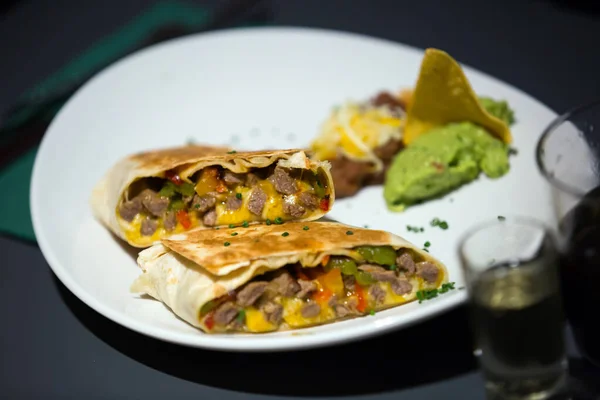 Hagyományos Tex Mex Burrito Felszolgált Guacamole Étteremben — Stock Fotó